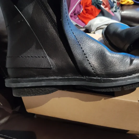 Sleek Black Leather Ankle Boots for Women - Picture 11 of 12